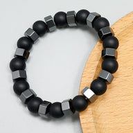 Bracelet homme en perles rondes noires d’obsidienne mat et cubes noirs brillants en verre.