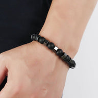 Bracelet homme noir en perles d'obsidienne mate et verre brillant, design contemporain.