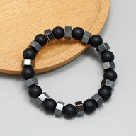 Bracelet homme en perles d'obsidienne noires mates et cubes en verre brillant gris anthracite.