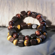 Bracelet mixte en œil de tigre rond et cubes en bois d'ébène noir, ton rouge et jaune, style naturel et zen.