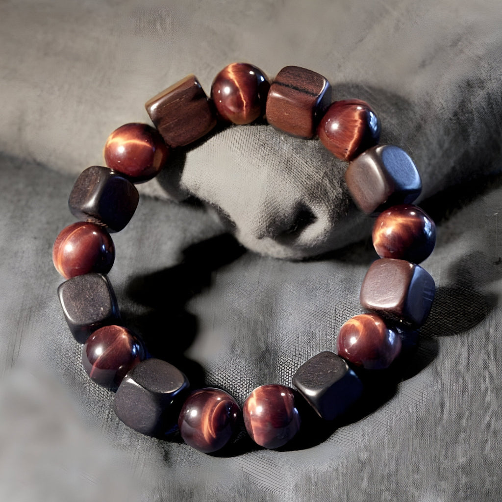 Bracelet mixte en perles rondes œil de tigre rouge et cubes en bois d’ébène noir mat.