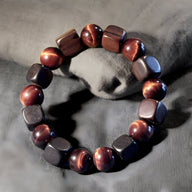 Bracelet mixte en perles rondes œil de tigre rouge et cubes en bois d’ébène noir mat.