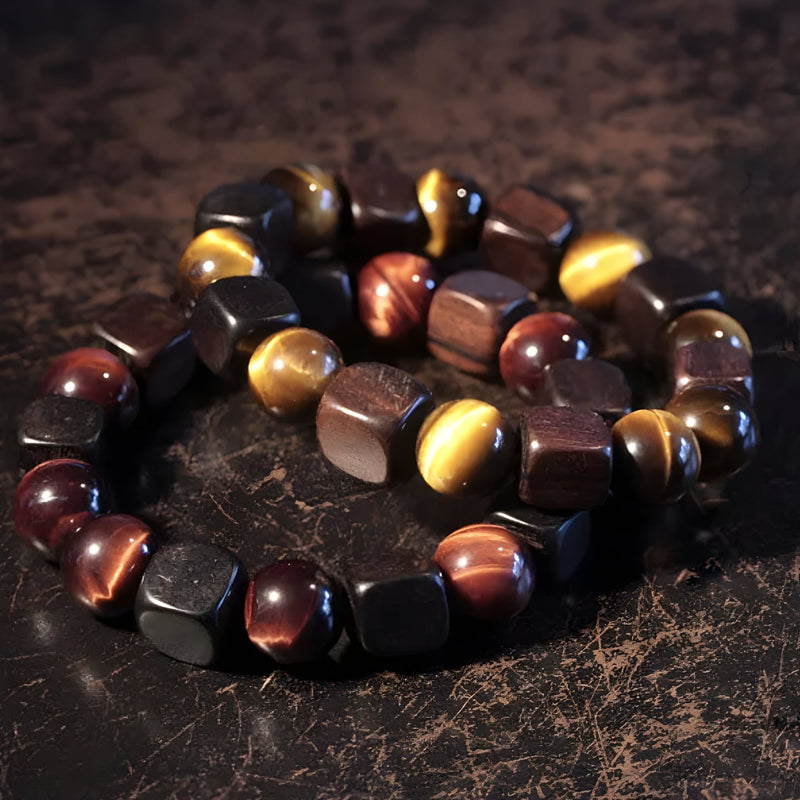 Bracelet mixte en perles rondes d'œil de tigre jaunes et cubes en bois d'ébène foncé.