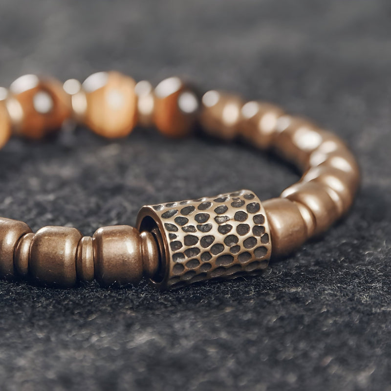 Bracelet femme en œil de tigre marron et cuivre avec perle texturée centrale en cuivre martelé.