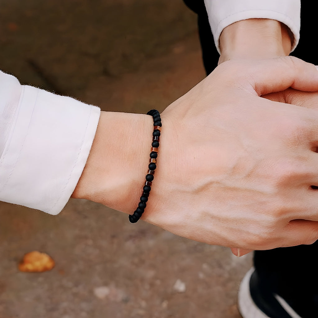 Bracelet homme fin en onyx noir mat, perles rondes lisses, style minimaliste.