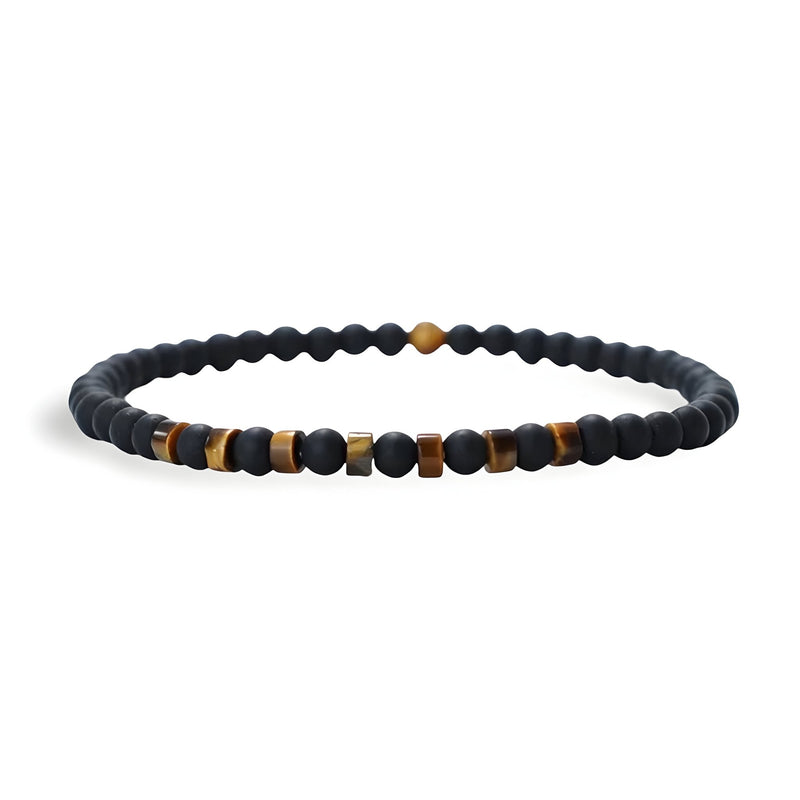 Bracelet fin pour homme en onyx noir mat avec perles dorées et accents en pierre naturelle œil de tigre.