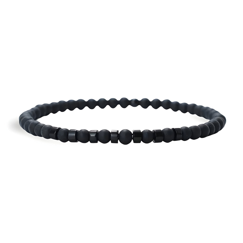 Bracelet fin pour homme en onyx noir mat avec perles rondes et facettées.