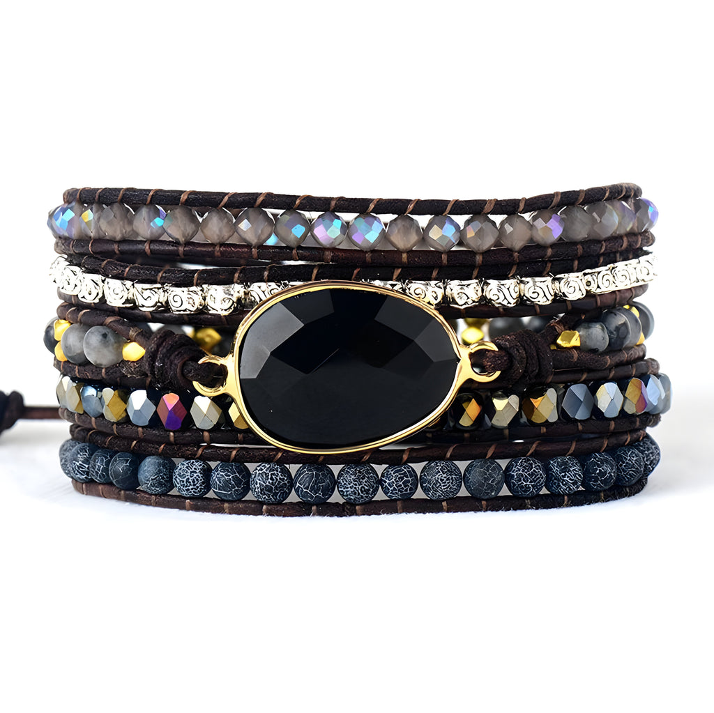 Bracelet multi-rangs noir en onyx, agate et strass avec pierre centrale ovale sertie or.