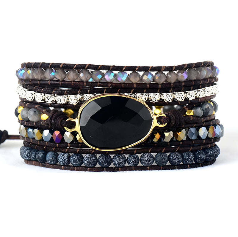 Bracelet multi-rangs noir en onyx, agate et strass avec pierre centrale ovale sertie or.