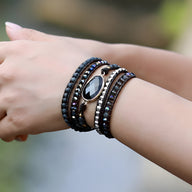 Bracelet multi-rangs pour femme en onyx noir, pierres d'agate, perles noires et strass scintillants, style élégant et moderne.