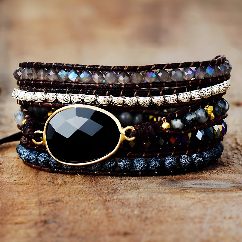 Bracelet multi-rangs noir en onyx facetté, pierres d'agate et rangs de strass scintillants, modèle Hollie.