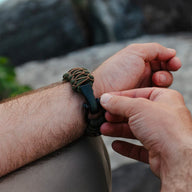 Bracelet paracorde kaki et noir ajustable pour Apple Watch, design résistant et technique, style outdoor.
