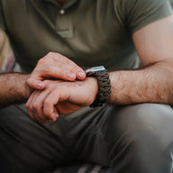 Bracelet en paracorde kaki et noir ajustable pour Apple Watch, style technique et robuste.