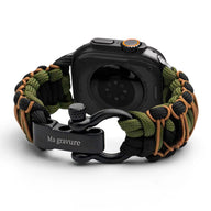 Bracelet paracorde kaki et noir ajustable avec fermoir en métal noir gravé pour Apple Watch.
