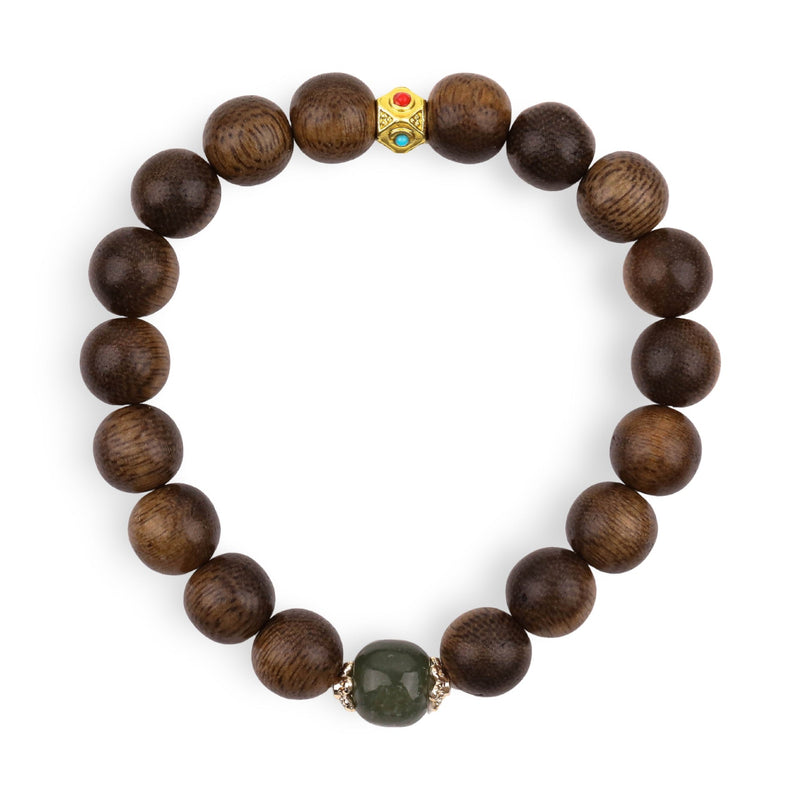 Bracelet femme à perles rondes en bois marron et perle centrale verte avec détails dorés et perles de verre colorées.