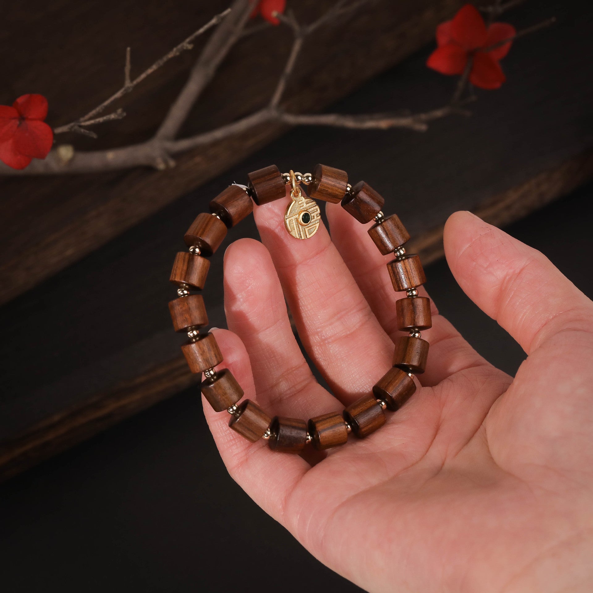 Bracelet en perle de bois de palissandre pour femme, charm doré, modèle Dora - La Boutique du Bracelet