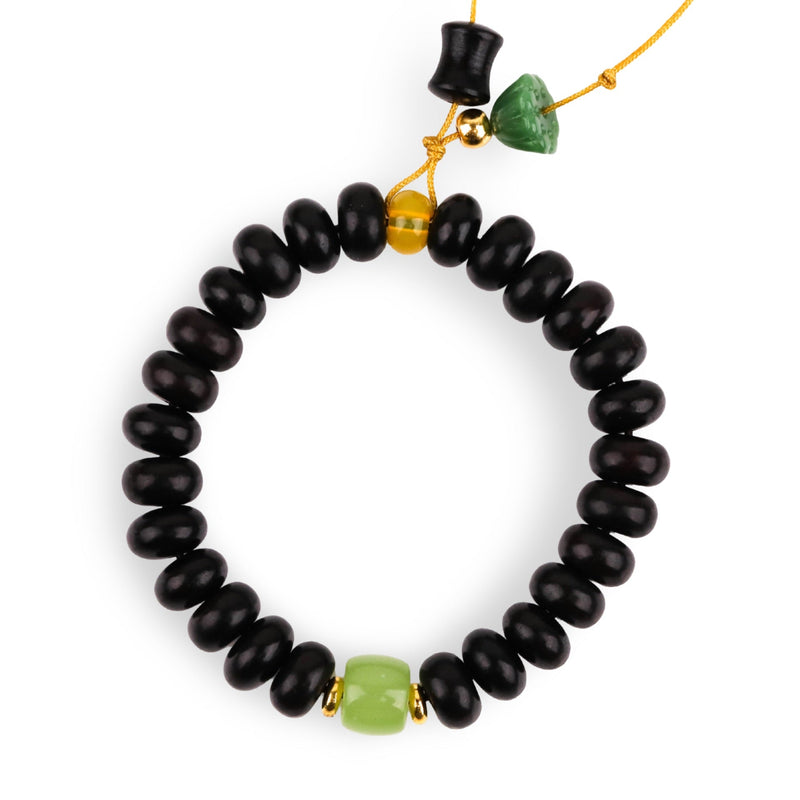 Bracelet femme en perles de bois de santal noir, perles de verre vertes et jaune, modèle Honore.