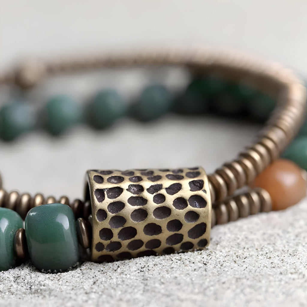 Bracelet femme en perles vertes et cuivre avec grand élément texturé en métal vieilli.