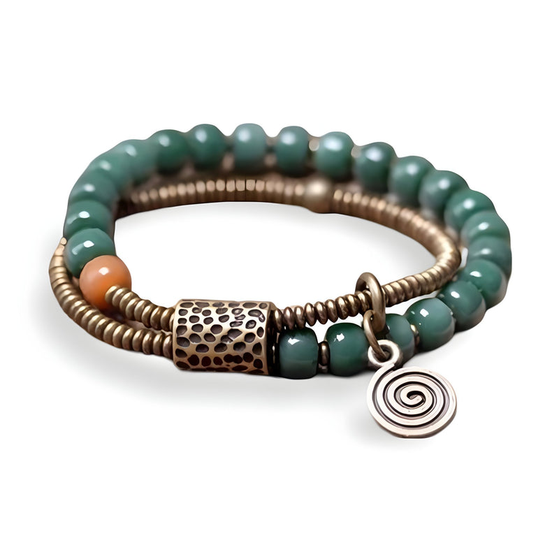 Bracelet en perles vertes Bodhi avec spirale en métal cuivre et perles métalliques texturées.
