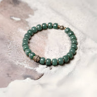 Bracelet mixte en perles vertes de Bodhi avec détails métalliques argentés, modèle Dali.