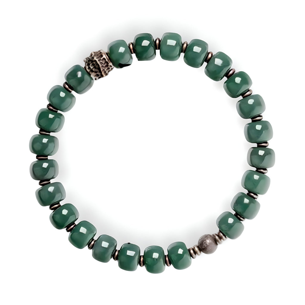 Bracelet mixte perles de Bodhi vertes rondes avec détails métalliques argentés et une breloque ornée.