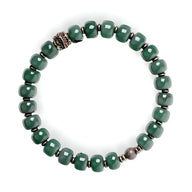 Bracelet mixte perles de Bodhi vertes rondes avec détails métalliques argentés et une breloque ornée.