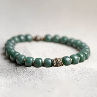 Bracelet mixte en perles rondes vertes Bodhi avec détail métal doré ajouré, 18 cm.