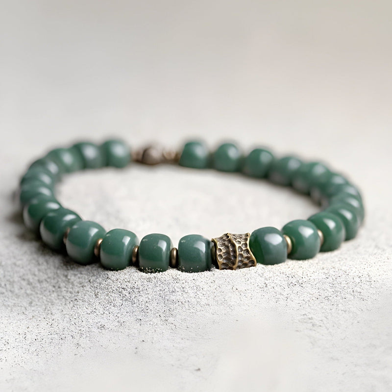 Bracelet mixte en perles rondes vertes Bodhi avec détail métal doré ajouré, 18 cm.