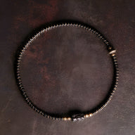 Bracelet double rang en perles noires d’ébène avec accents en cuivre pour femme, modèle Soriana.