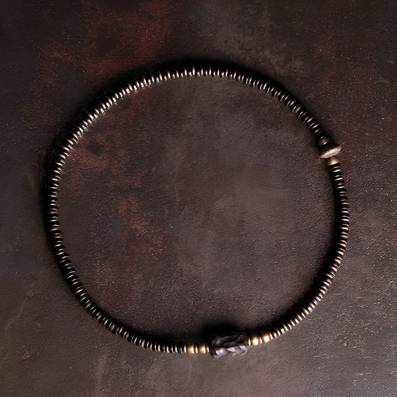 Bracelet double rang en perles noires d’ébène avec accents en cuivre pour femme, modèle Soriana.