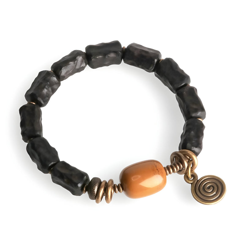 Bracelet féminin en perles noires d'ébène, pierre de jade ocre, accents cuivre spirale et anneaux.