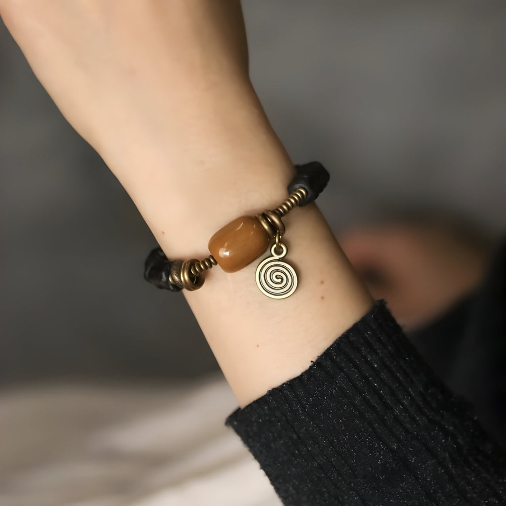 Bracelet en perles de bois d'ébène noir, cuivre, pierre de jade ovale marron, pendentif spirale cuivre.