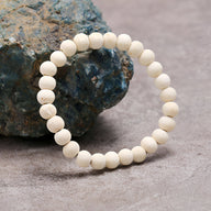 Bracelet en perles de bois rondes blanches, style naturel et épuré, modèle Solal.