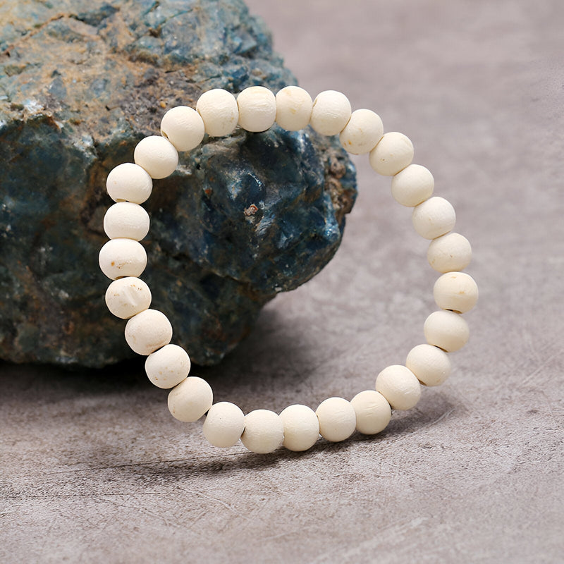 Bracelet en perles de bois rondes blanches, style naturel et épuré, modèle Solal.