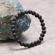 Bracelet mixte en perles de bois noires mates, style minimaliste et naturel.