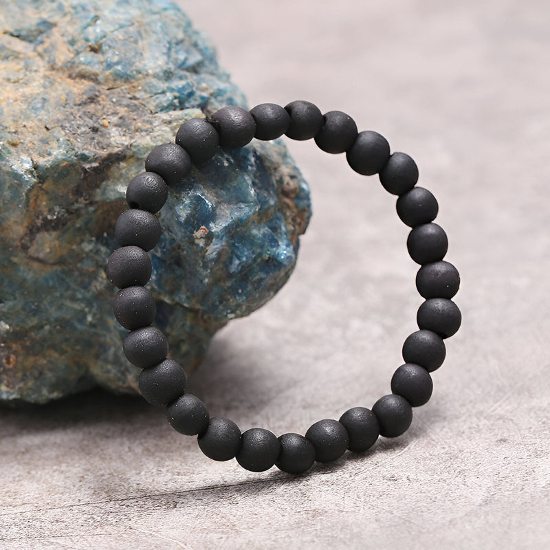 Bracelet mixte en perles de bois noires mates, style minimaliste et naturel.