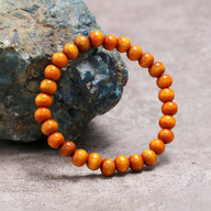 Bracelet mixte en perles rondes de bois couleur orange vif, style naturel et épuré.