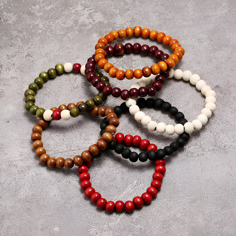 Set de six bracelets en perles de bois rondes, couleurs rouge, vert, noir, marron, orange et blanc.