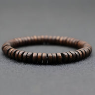 Bracelet masculin en perles de bois marron foncé, style naturel, avec petites séparations noires.