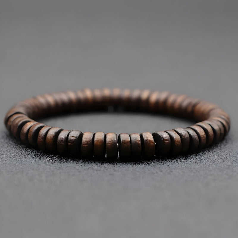Bracelet masculin en perles de bois marron foncé, style naturel, avec petites séparations noires.
