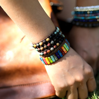 Bracelet multiple rangs pour femme en perles de jaspe multicolores et pierres naturelles, style bohème chic.