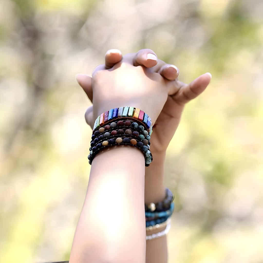 Bracelet femme multi-rangs en perles naturelles multicolores et tons terre cuite.