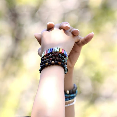 Bracelet femme multi-rangs en perles naturelles multicolores et tons terre cuite.