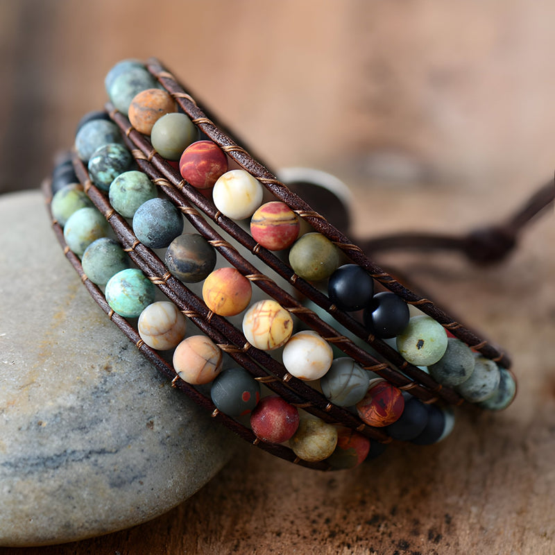 Bracelet multirang en perles de jaspe colorées montées sur cordon marron, style bohème élégant.