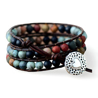 Bracelet multi-rangs en perles de jaspe multicolores avec fermoir rond en métal argenté à cœur ajouré.