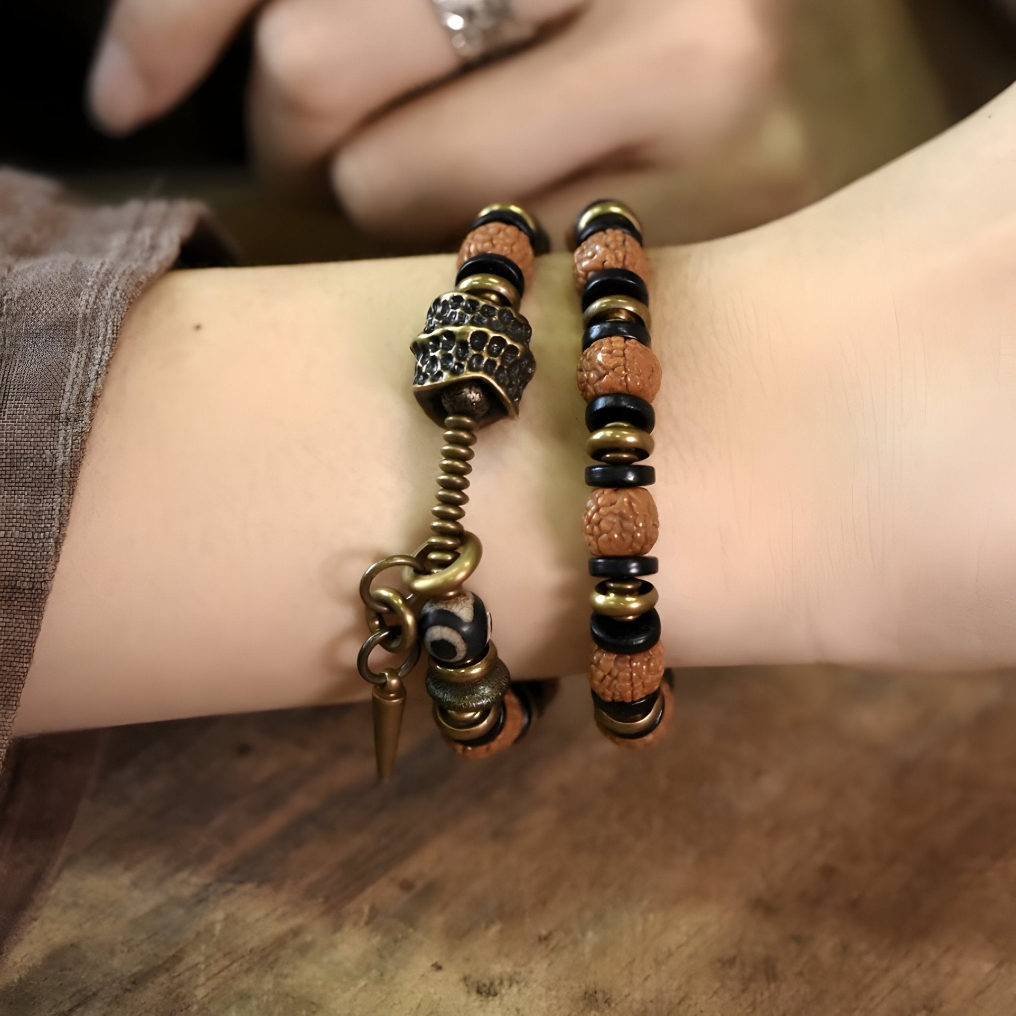 Bracelet en perles de Rudraksha et bois d'ébène, pour femme, modèle Belma - La Boutique du Bracelet