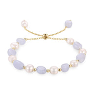 Bracelet ajustable en perles d'eau douce blanches et pierres bleu lavande, chaînes dorées délicates.