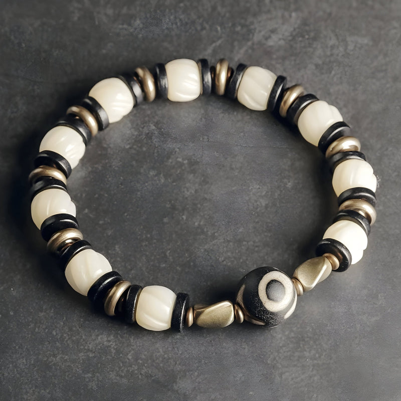 Bracelet femme en perles blanches d'os de yak et bois d'ébène noir avec perle centrale décorée.