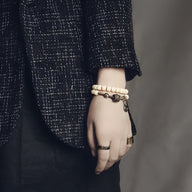 Bracelet femme perles blanches d'os de yak avec breloque argentée, style ethnique.