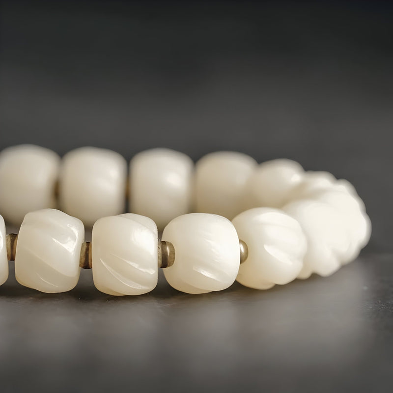 Bracelet en perles blanches d'os de yak de forme irrégulière, style tibétain élégant.